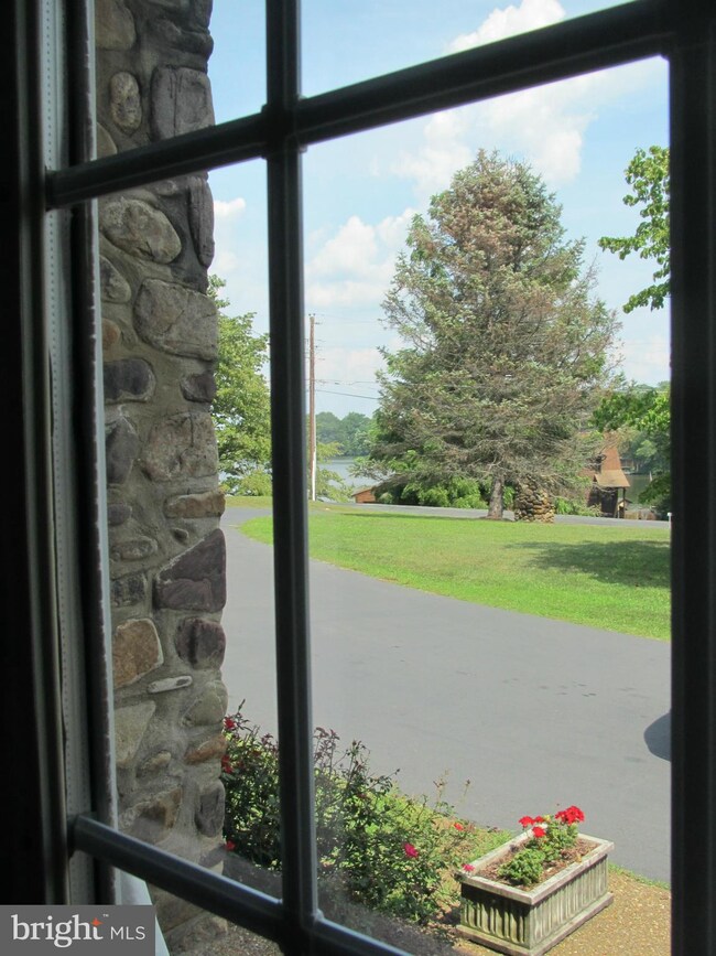 2146 S Lakeshore Dr, Louisa, VA 23093 - photo 4