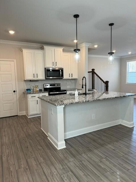 Kitchen featuring stove, crown molding, a sink, da