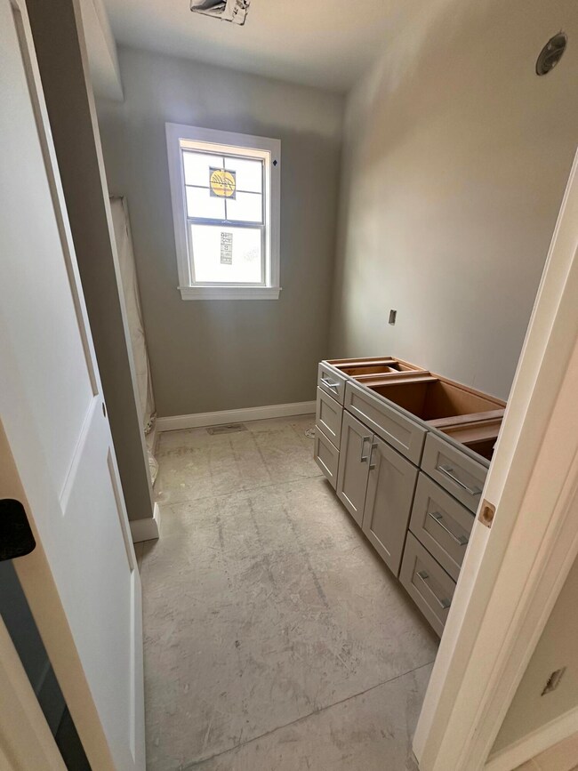 Main floor full bathroom
