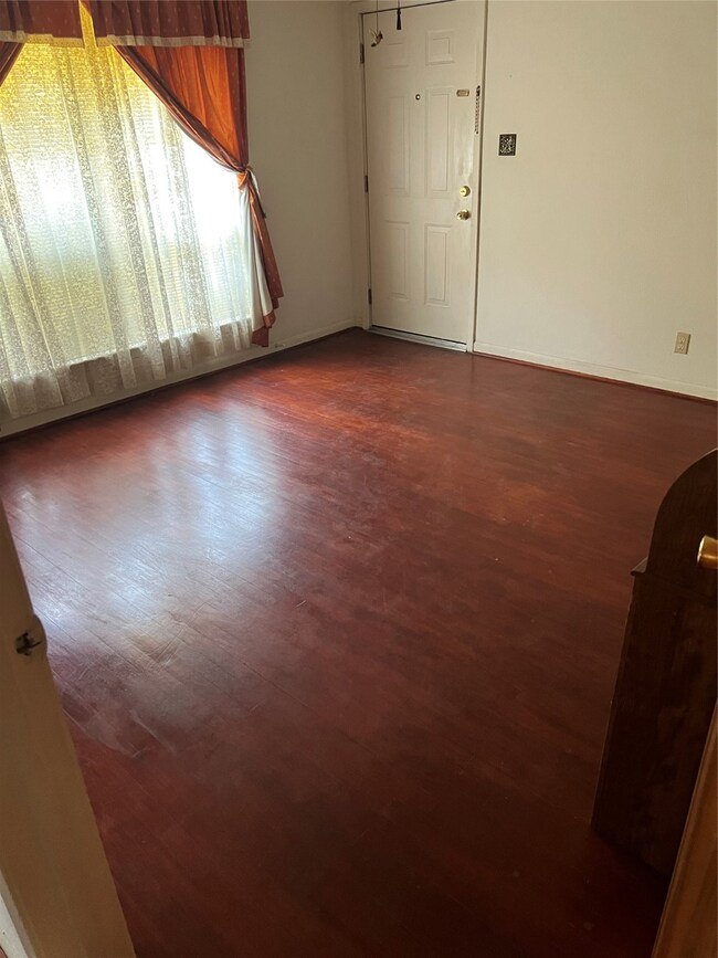 10207 Carthage Dr, Houston, TX 77089 - photo 2