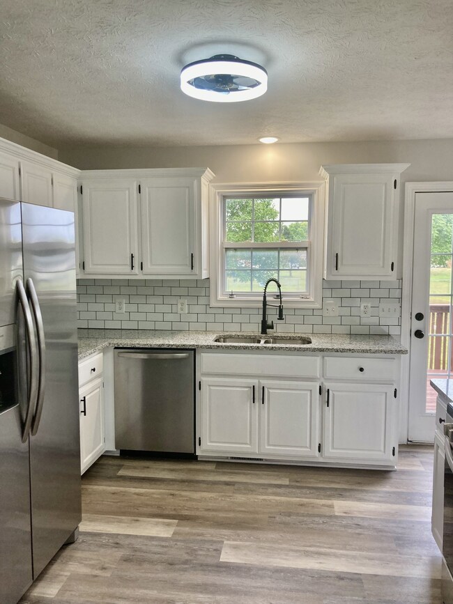 703B N Russell St unit B, Portland, TN 37148 - photo 3