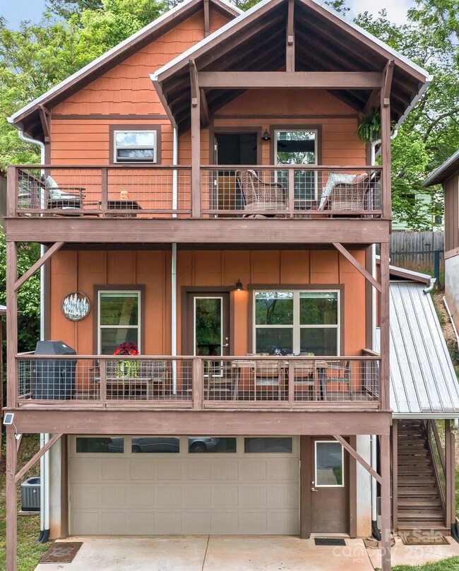 The front porches boast plenty of room for dining and lounging furniture.  Relax and soak in the views of the French Broad River and Biltmore Estate.