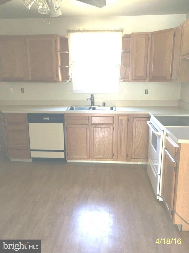 1212 Meadow View Rd, Pasadena, MD 21122 - photo 2