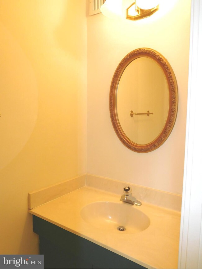 8050 Sleepy View Ln, Springfield, VA 22153 - photo 7