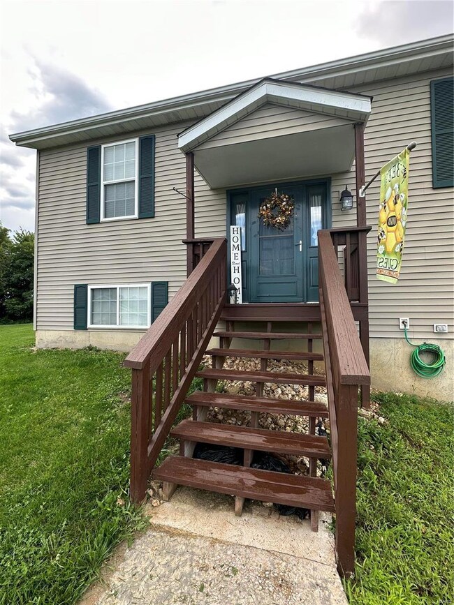 Well maintained front entry