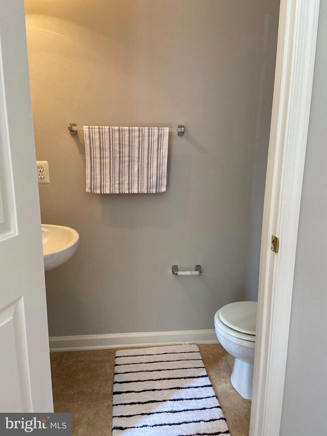 2537 Banshire Dr, Herndon, VA 20171 - photo 3