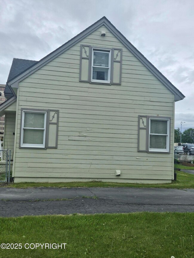 932 W 8th Ave 1