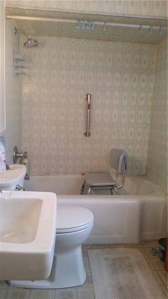 FIRST FLOOR FULL BATH.