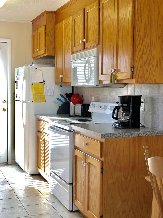 E2 405 Kitchen right side