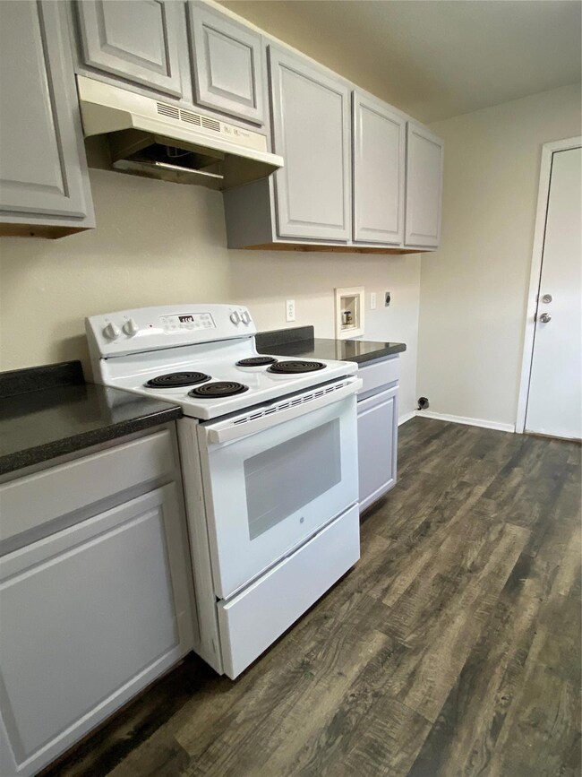 1302 Berry Dr unit D, Cleburne, TX 76033 - photo 3