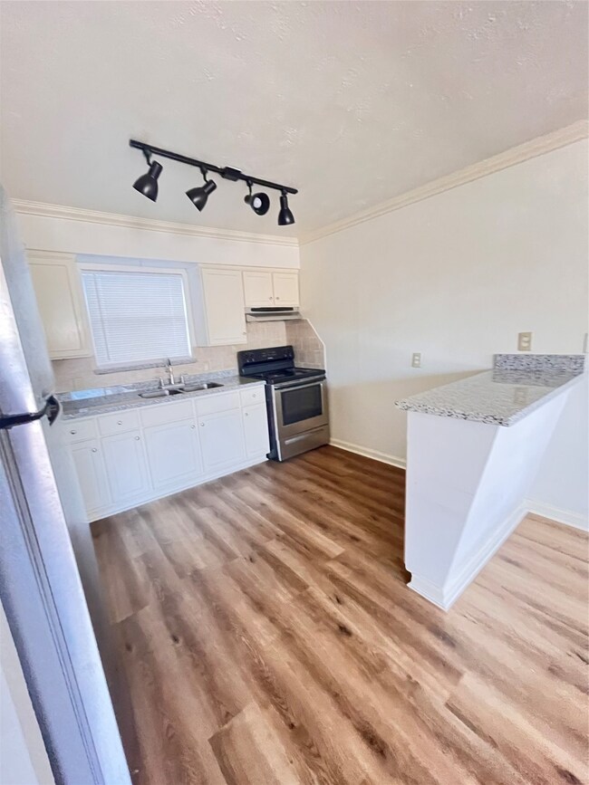 911 Byrne St unit 5, Houston, TX 77009 - photo 3