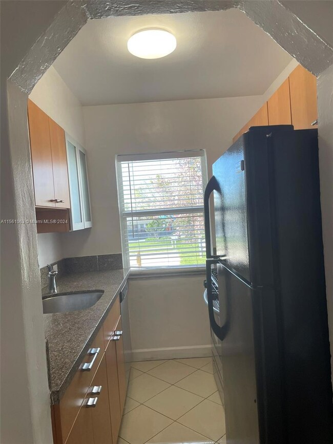 7940 Byron Ave unit 3, Miami Beach, FL 33141 - photo 5