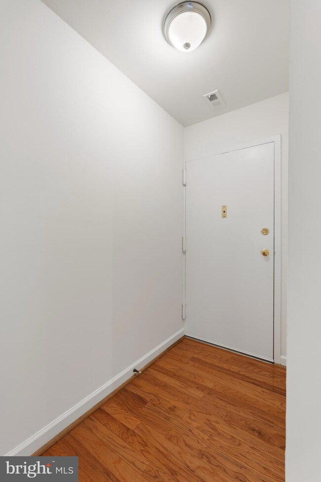 18715 Walkers Choice Rd unit 18715, Montgomery Village, MD 20886 - photo 2