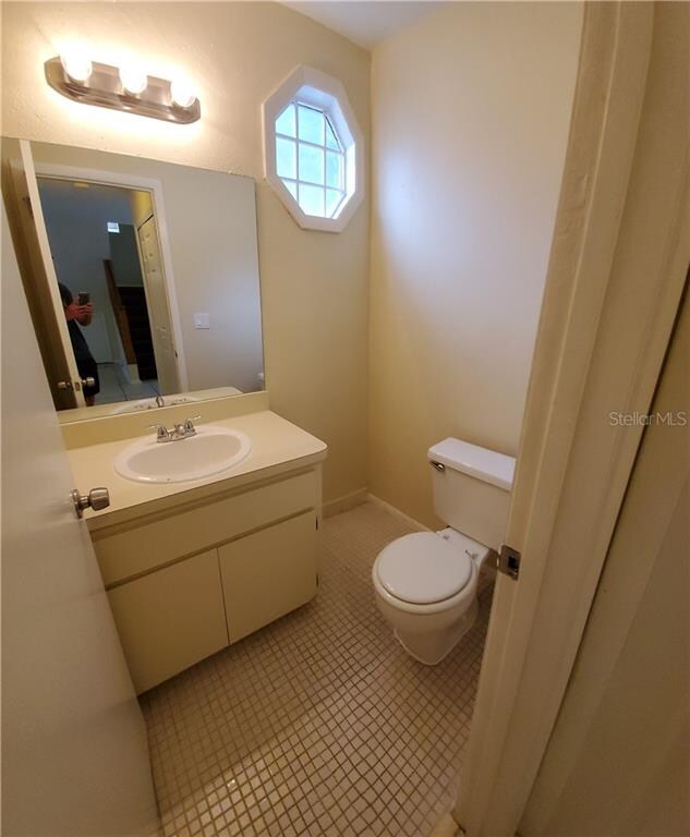 GUEST BATHROOM (FIRST FLOOR)