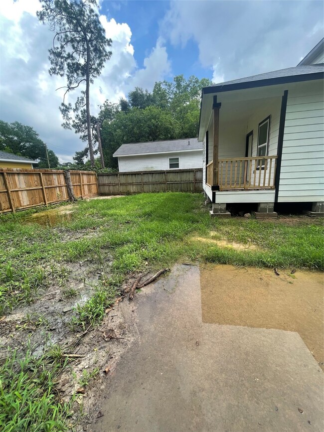 6830 Bethune Dr, Houston, TX 77091 - photo 3