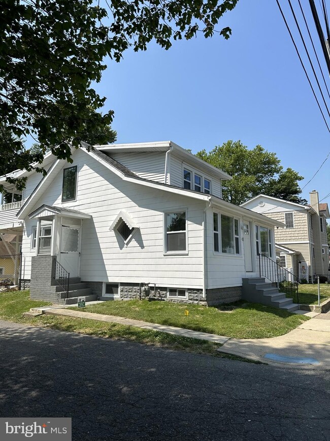 43 W Laughead Ave, Marcus Hook, PA 19061 - photo 2