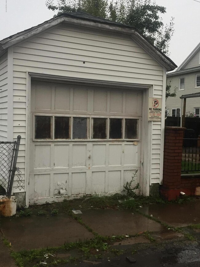 560 LINCOLN GARAGE