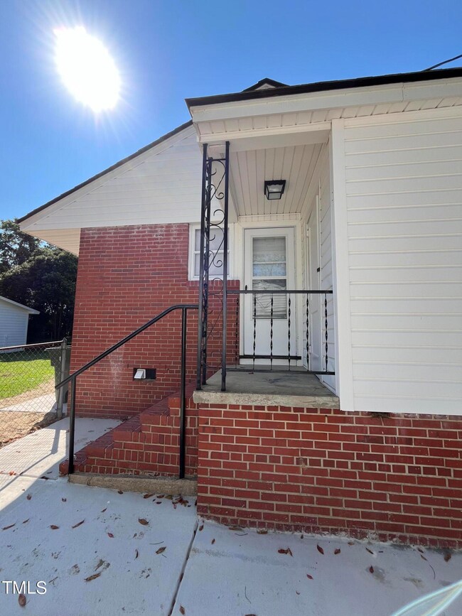 463 Mcrae Dr, Fayetteville, NC 28305 - photo 5