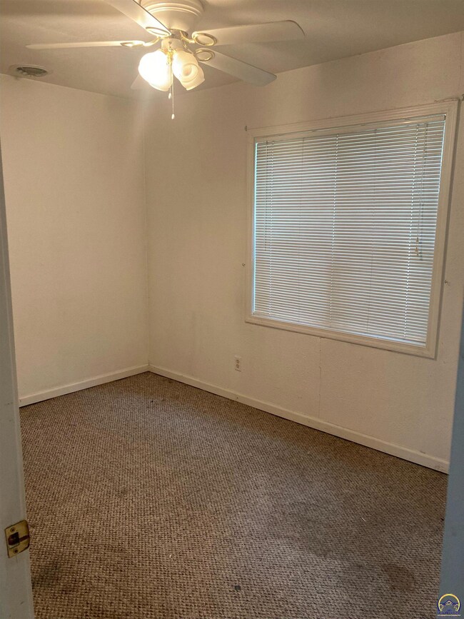 2324 SW Eveningside Dr, Topeka, KS 66614 - photo 7
