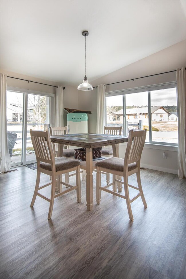 Large dining area for entertaining