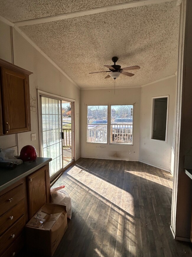 297 Oak Valley Ln, Springtown, TX 76082 - photo 5