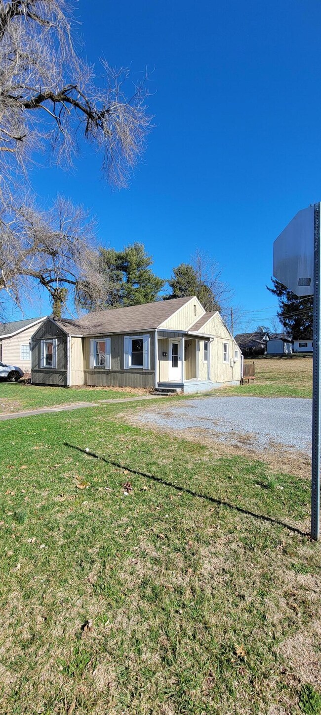 1317 Edgemont Ave, Bristol, TN 37620 - photo 2