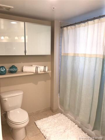 Master bathroom, dual sinks, tub/shower.