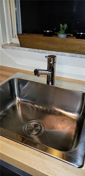 Deep Kitchen Sink with Pull out Faucet and butcher