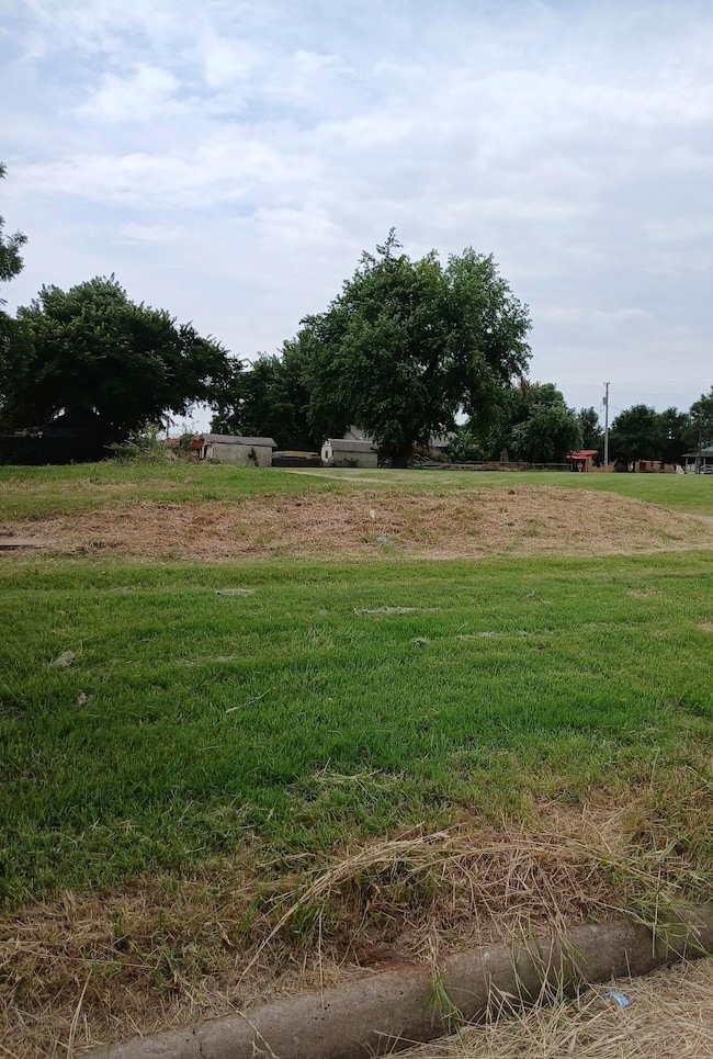 118 SW 1st St, Geary, OK 73040 - photo 2