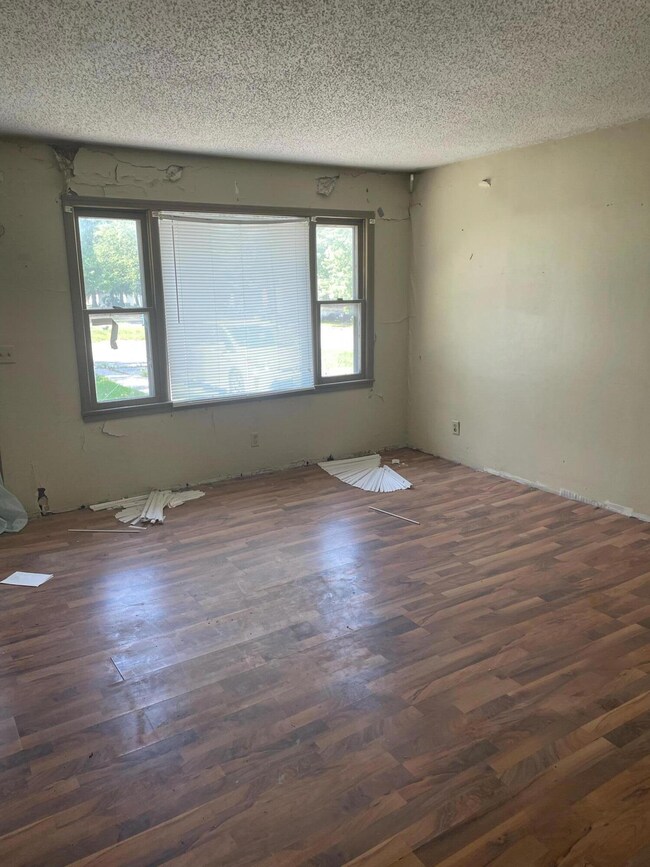 911 W Hughs St, Bolivar, MO 65613 - photo 2