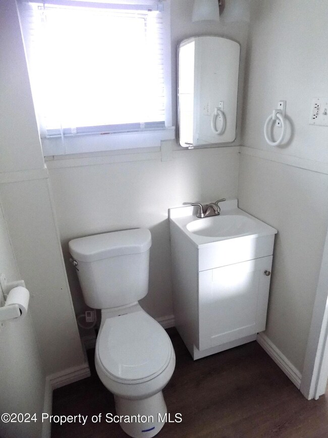 137 Pine St unit 3, Throop, PA 18512 - photo 4