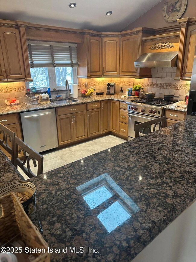 3 Bombay St, Staten Island, NY 10309 - photo 5