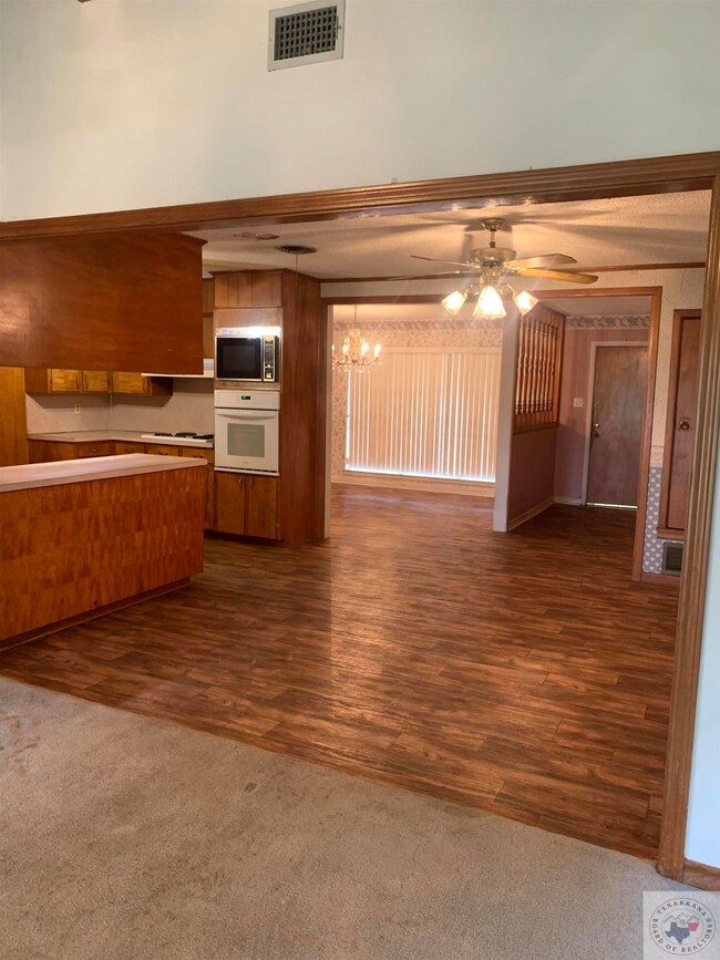 921 Mimosa Dr, Wake Village, TX 75501 - photo 5