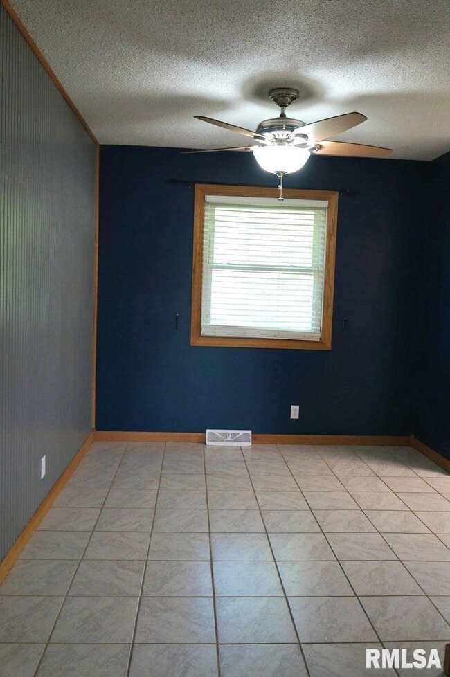 1115 Meadow Lane Dr, Bettendorf, IA 52722 - photo 5