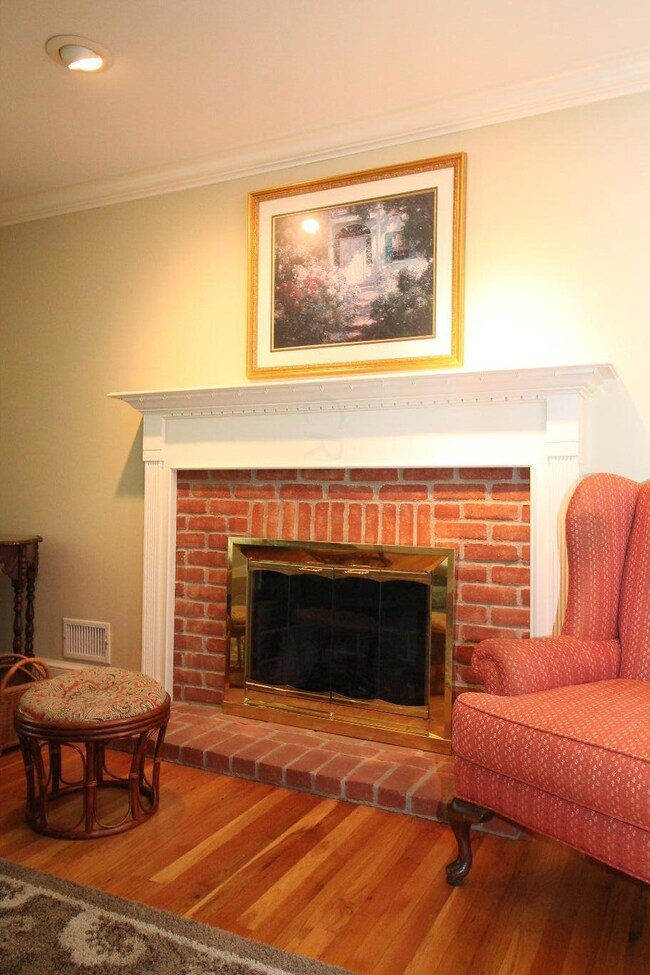 Gas log fireplace