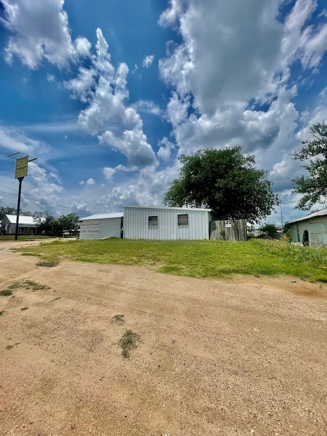 1010 Bessemer Ave, Llano, TX 78643 - photo 4
