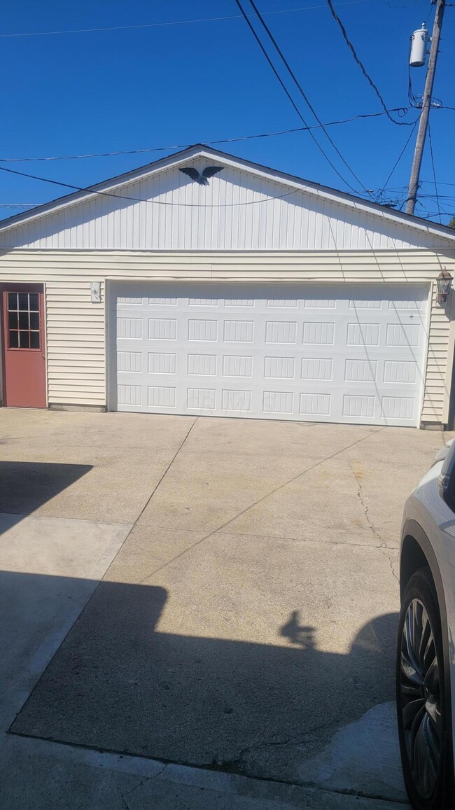 633 Roth Ave, Columbus, OH 43228 - photo 2