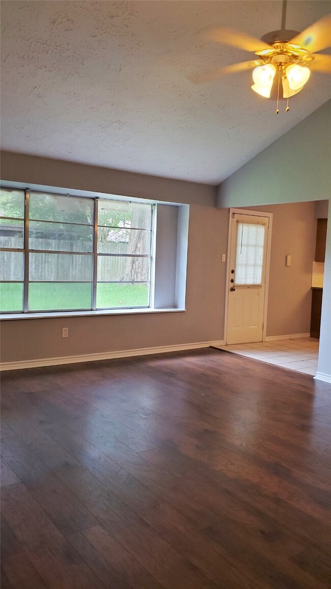 3334 Willow Tree Dr, Houston, TX 77066 - photo 7