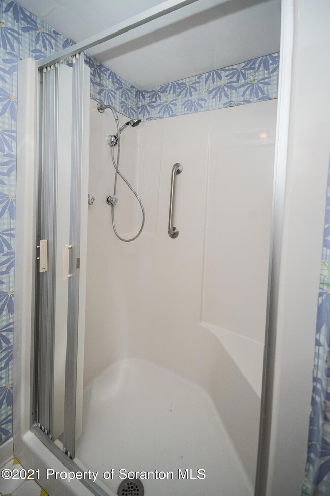 160 Elizabeth St, Pittston, PA 18640 - photo 4