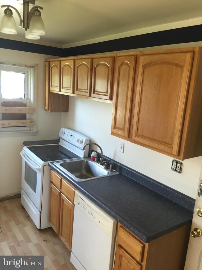 910 Middlesex Rd, Essex, MD 21221 - photo 5