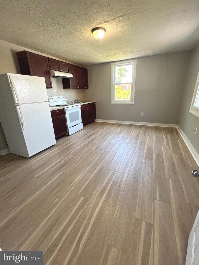 202 S Samuel St unit 203, Charles Town, WV 25414 - photo 2