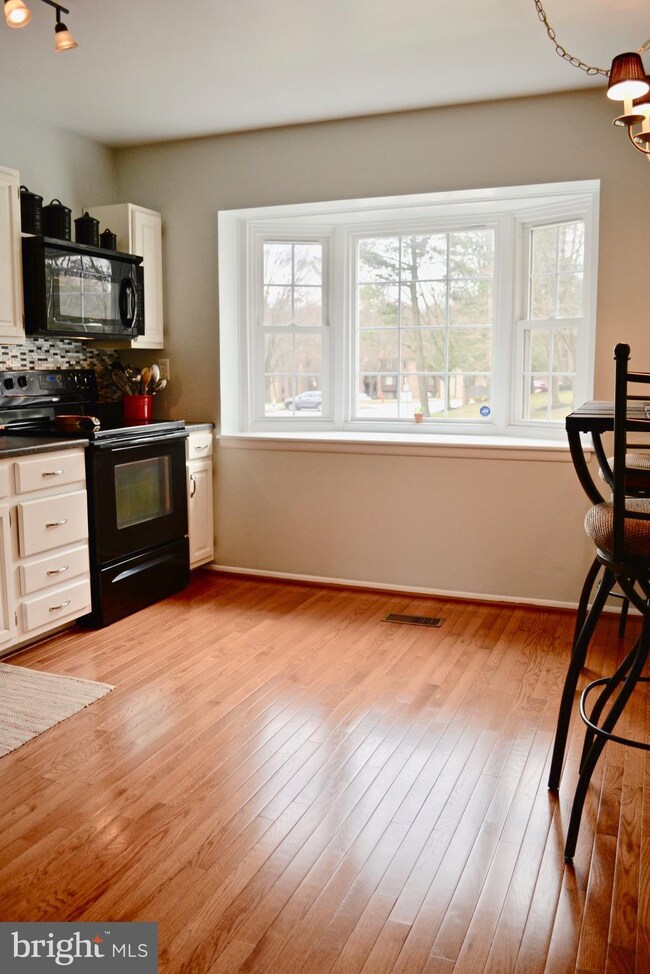 25 Valley Crossing Cir, Cockeysville, MD 21030 - photo 4