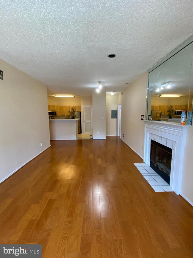 13085 Autumn Woods Way unit 101, Fairfax, VA 22033 - photo 6