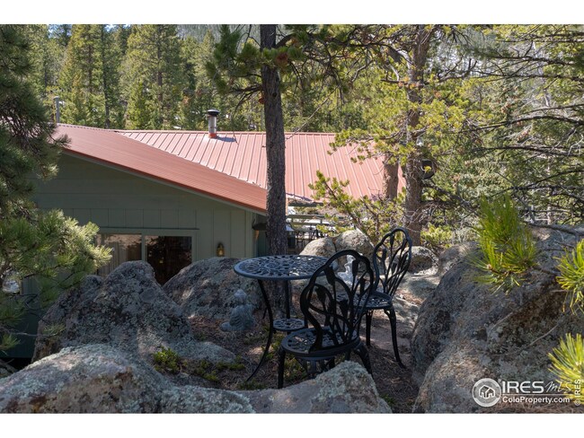 Private sitting area in the rocks.