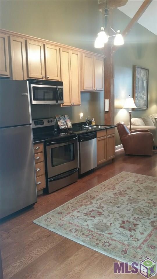 You and your guests will have plenty of room to mi