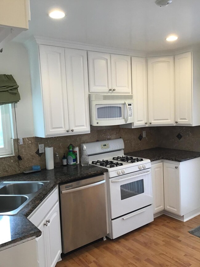 2308 Carnegie Ln unit D, Redondo Beach, CA 90278 - photo 5