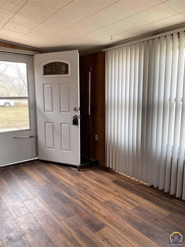 103 SW Sanneman Dr, Topeka, KS 66609 - photo 2