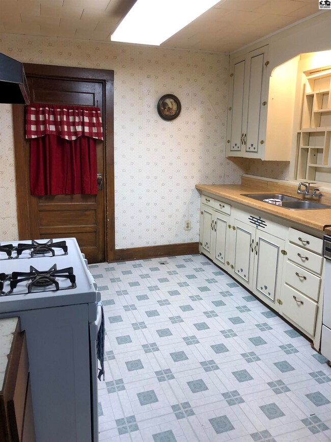 Overview of the kitchen with laundry room behind t