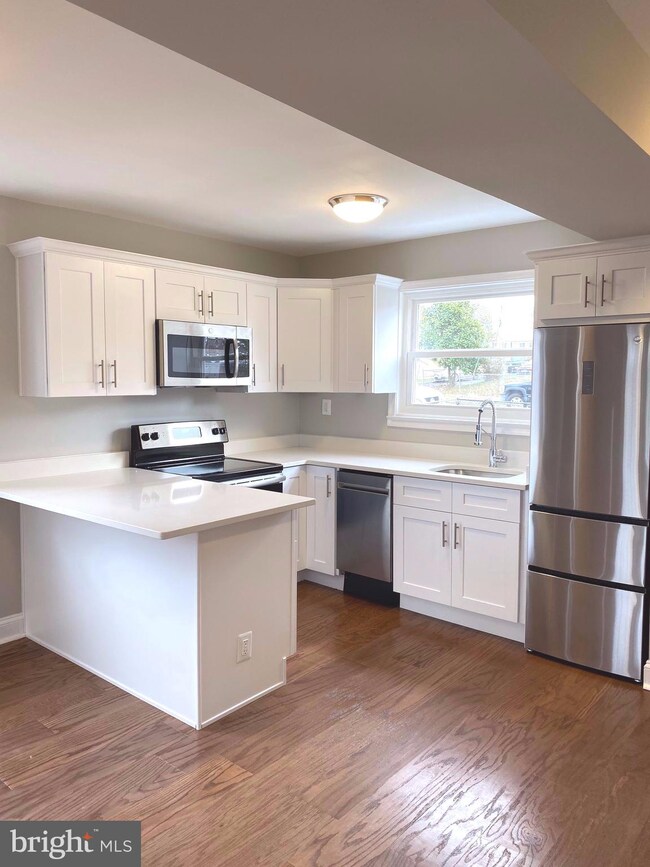 525 Hilltop Terrace SE, Washington, DC 20019 - photo 4