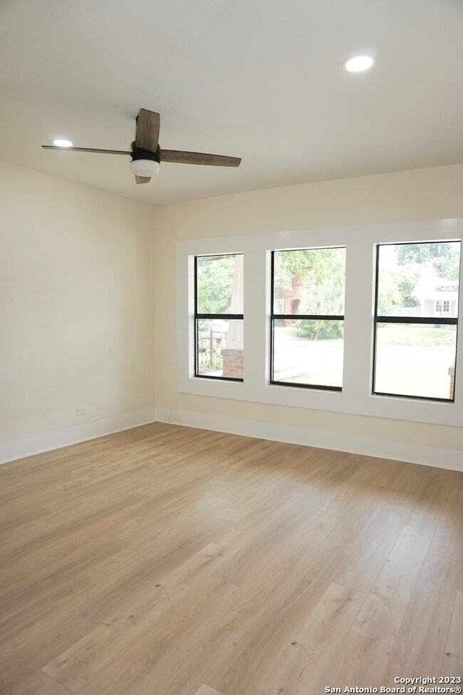 521 E Dewey Place unit 4, San Antonio, TX 78212 - photo 2